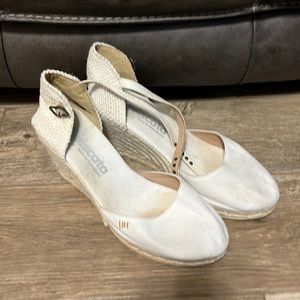 Cream size 39 Viscata, used needs to be cleaned . Originally 124